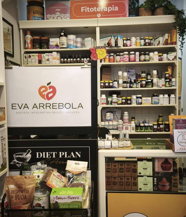 El mostrador de la tienda con el cartel de Eva Arrebola, el rincón de Diet Plan y estanterías de fitoterapia y suplementos.